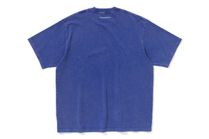 GARMENT DYE SPRAY PRINT COLLEGE RELAXED FIT TEE MENS