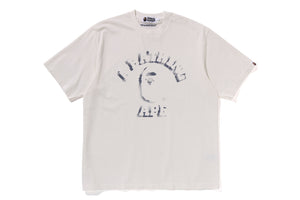 GARMENT DYE SPRAY PRINT COLLEGE RELAXED FIT TEE MENS